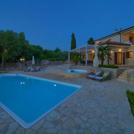 Laura Comfortable Villa