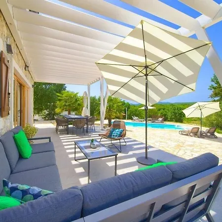 Laura Comfortable Villa *